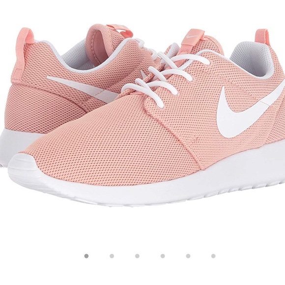 light pink nike roshe